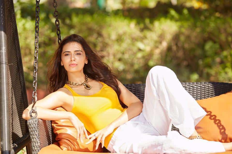 Meenakshi Dixit - an Indian actress who has worked in Telugu, Tamil, Hindi, Malayalam and Kannada films. 8 www.talentsofworld.com | Talentsofworld Articles