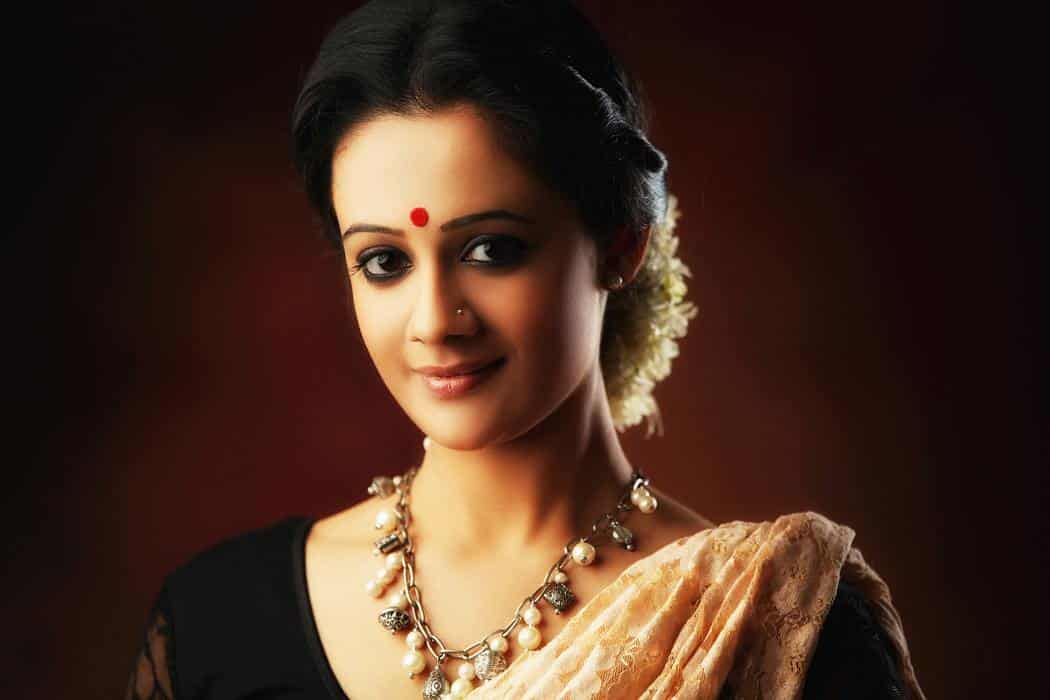 Spruha Joshi is an Indian television, film, and theatre actress. 8 www.talentsofworld.com | Talentsofworld Articles