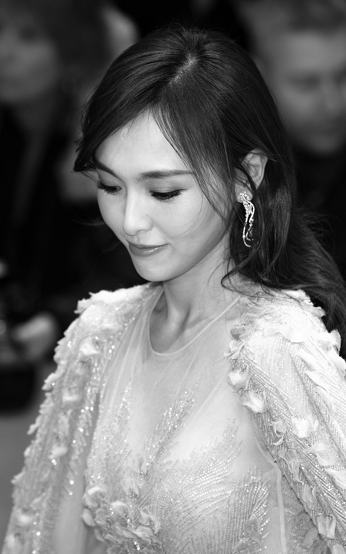 "Tang Yan: A Multifaceted Talent Illuminating the Entertainment World"