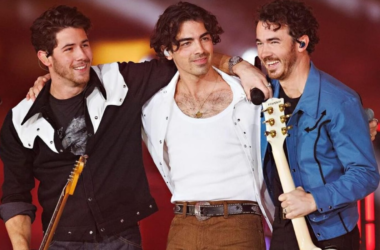 Nick Jonas surprises desi fans, sings Maan Meri Jaan with King at Lollapalooza. Watch 13 www.talentsofworld.com | Talentsofworld Articles