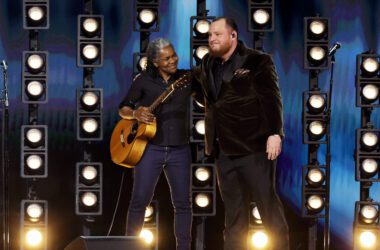 Onstage at the Grammys, Tracy Chapman Seemed Like She Belonged 14 www.talentsofworld.com | Talentsofworld Articles