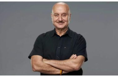 Anupam Kher Pays Rs 400 for a Comb to Make Street Vendor's Birthday Special: Video Inside | - Times of India 22 www.talentsofworld.com | Talentsofworld Articles