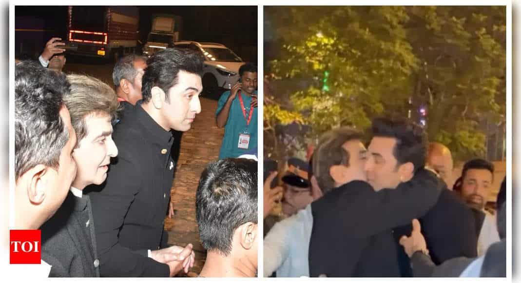 Jeetendra hugs and kisses Ranbir Kapoor on the cheek; the 'Animal' star holds the veteran actor's hand at an award show - See photos | - Times of India 4 www.talentsofworld.com | Talentsofworld Articles