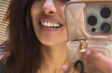 Priyanka Chopra Turns Heads with Mirror Selfie and Flaunts New Tee | - Times of India 17 www.talentsofworld.com | Talentsofworld Articles