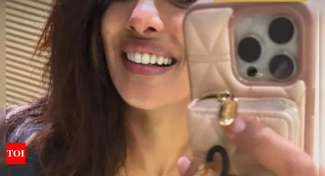 Priyanka Chopra Turns Heads with Mirror Selfie and Flaunts New Tee | - Times of India 8 www.talentsofworld.com | Talentsofworld Articles