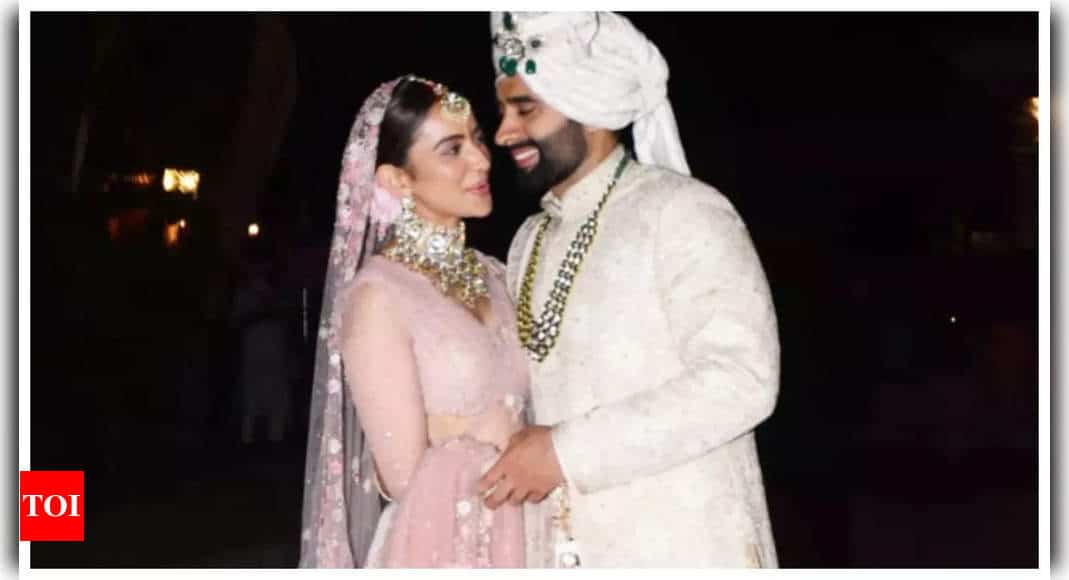 Rakul Preet Singh and Jackky Bhagnani share their FIRST KISS as husband and wife - Pics Inside | - Times of India 6 Rakul Preet Singh and Jackky Bhagnani share their FIRST KISS as husband and wife - Pics Inside | - Times of India