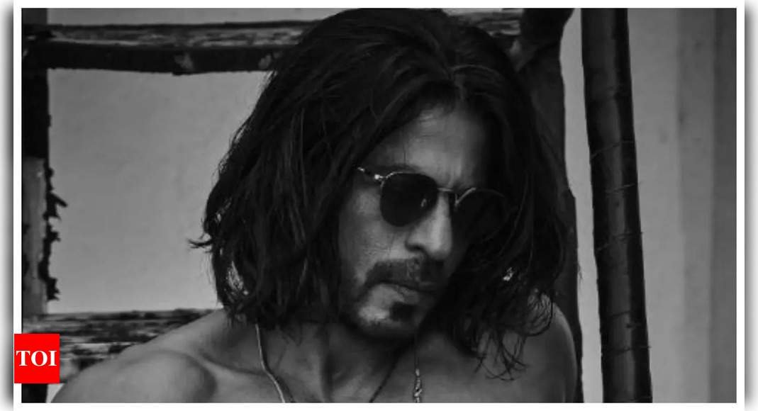 Shah Rukh Khan is an absolute thirst trap in his latest shirtless photo; his manager Pooja Dadlani says 'he is not getting older he is becoming a classic' - See post | - Times of India