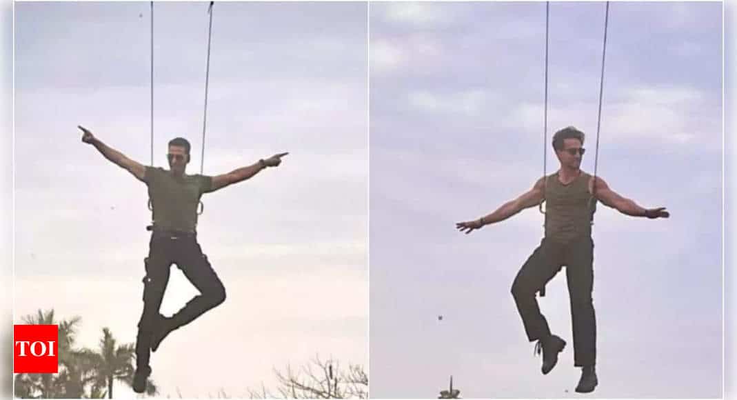 Lucknow Crowd Welcomes Akshay Kumar and Tiger Shroff with Slippers, Stampede Breaks Out at Bade Miyan Chote Miyan Event | - Times of India 5 Lucknow Crowd Welcomes Akshay Kumar and Tiger Shroff with Slippers, Stampede Breaks Out at Bade Miyan Chote Miyan Event | - Times of India