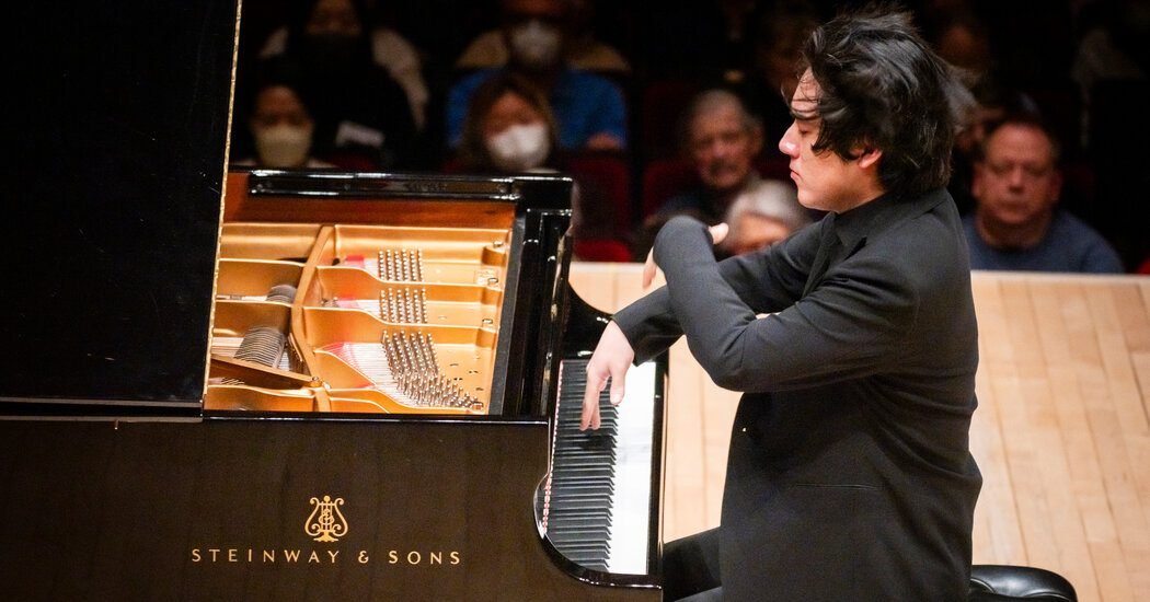 Review: A Teenage Pianist Takes on the Canon at Carnegie Hall