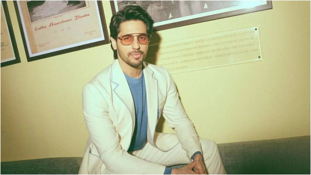 Sidharth Malhotra left stunned as fan touches his feet at Mumbai airport | Hindi Movie News - Times of India