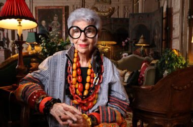 Iris Apfel, Eye-Catcher With a Kaleidoscopic Wardrobe, Dies at 102