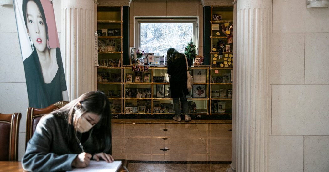 A K-Pop Star’s Lonely Downward Spiral