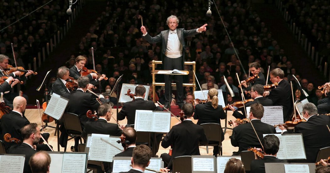 The Vienna Philharmonic Tours With a Favorite Conductor