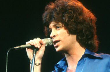 Eric Carmen, Raspberries Frontman and ‘All By Myself’ Singer, Dies at 74 20 Eric Carmen, Raspberries Frontman and ‘All By Myself’ Singer, Dies at 74