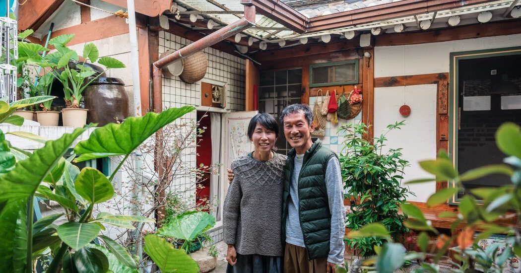 Holding Onto Korea’s Past, a Tile at a Time