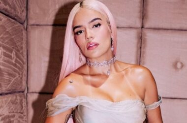 Karol G's private jet cockpit fills with smoke, makes emergency landing in Los Angeles 13 Karol G's private jet cockpit fills with smoke, makes emergency landing in Los Angeles