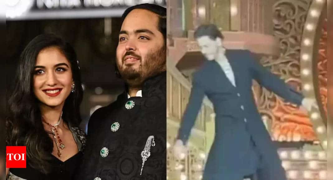 Aryan Khan melts hearts as he smiles and adores Shah Rukh Khan's dynamic performance | Hindi Movie News - Times of India 6 Aryan Khan melts hearts as he smiles and adores Shah Rukh Khan's dynamic performance | Hindi Movie News - Times of India