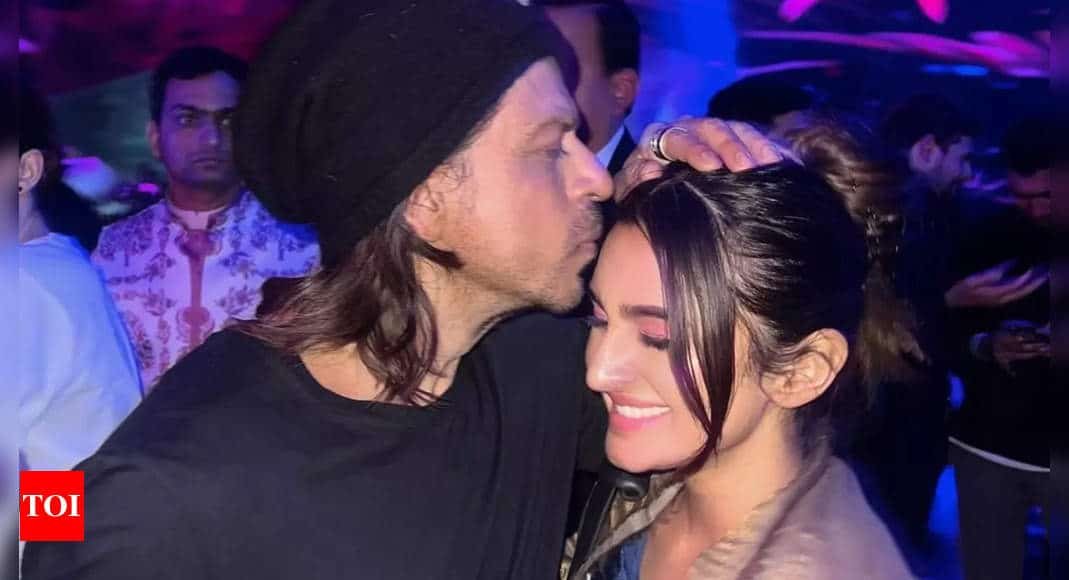 Javed Jaaferi's daughter Alaviaa Jaaferi receives a sweet kiss from Shah Rukh Khan at Anant Ambani and Radhika Merchant's pre-wedding party - See photos | Hindi Movie News - Times of India