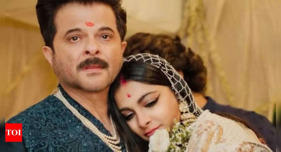 Anil Kapoor writes an emotional note on daughter-producer Rhea Kapoor's birthday: 'I just want to shower you with all my love and luck' | Hindi Movie News - Times of India