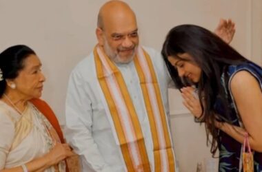 Asha Bhosle sings Abhi Na Jao Chhod Kar, meets Home Minister Amit Shah in Mumbai. Watch 10 Asha Bhosle sings Abhi Na Jao Chhod Kar, meets Home Minister Amit Shah in Mumbai. Watch