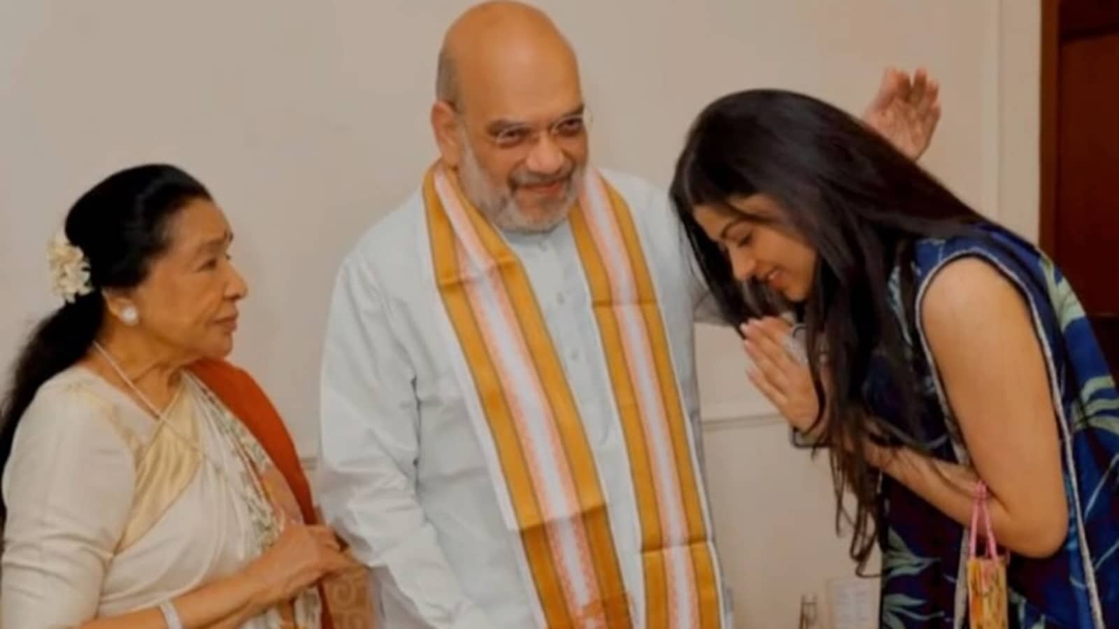 Asha Bhosle sings Abhi Na Jao Chhod Kar, meets Home Minister Amit Shah in Mumbai. Watch