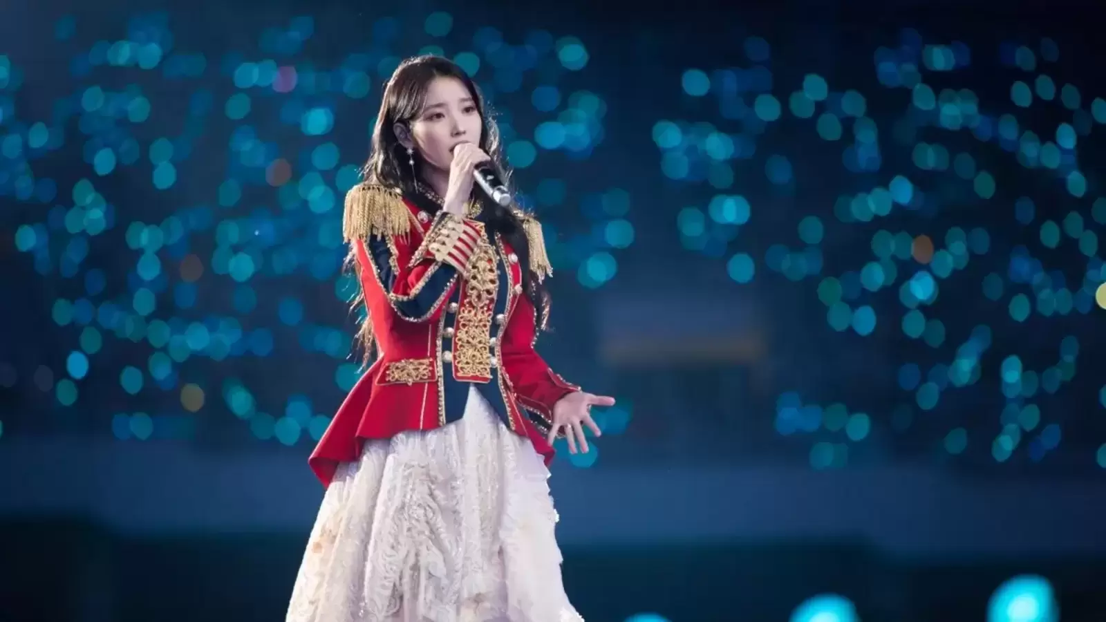 IU’s child fan steals spotlight with solo adventure in concert, story goes viral: ‘Im choking up’