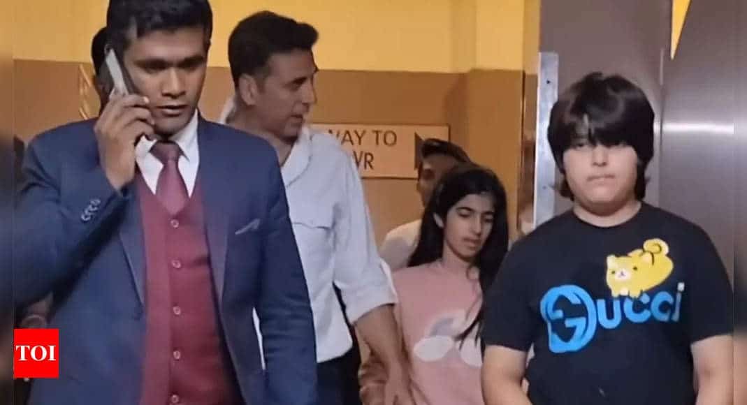 Akshay Kumar steps out for movie night with his daughter Nitara ahead of the release of ‘Bade Miyan Chote Miyan’ | Hindi Movie News - Times of India