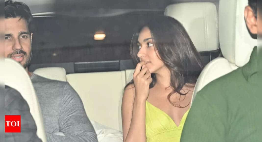 Sidharth Malhotra and Kiara Advani make a gorgeous couple as they get spotted arriving at Karan Johar's house - WATCH video | Hindi Movie News - Times of India