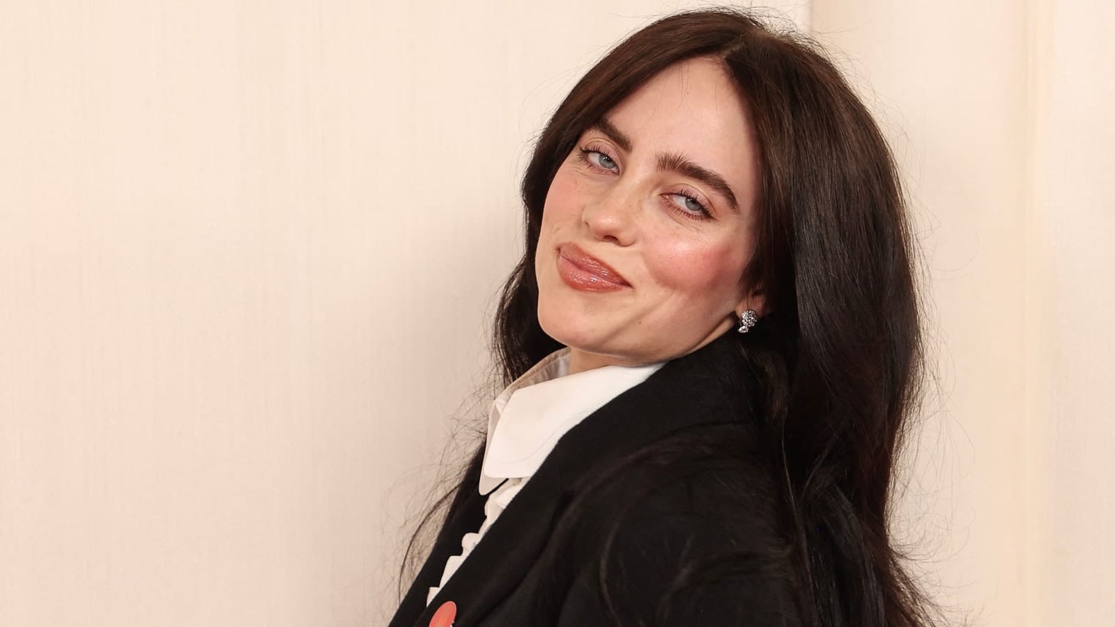 Billie Eilish adds her Instagram followers to ‘Close Friends’, fans left shocked 3 Billie Eilish adds her Instagram followers to ‘Close Friends’, fans left shocked