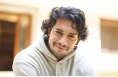 Aamir Khan's son Junaid spotted outside Prithvi theatre in Mumbai with makeup, tells paps THIS: pics inside | Hindi Movie News - Times of India 15 Aamir Khan's son Junaid spotted outside Prithvi theatre in Mumbai with makeup, tells paps THIS: pics inside | Hindi Movie News - Times of India