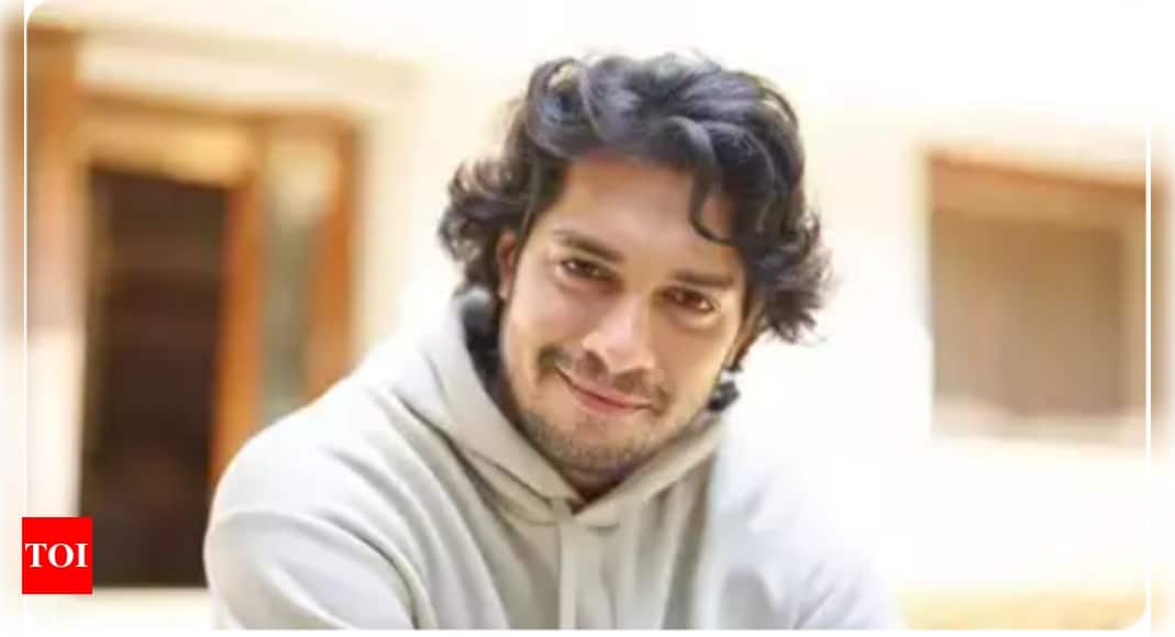 Aamir Khan's son Junaid spotted outside Prithvi theatre in Mumbai with makeup, tells paps THIS: pics inside | Hindi Movie News - Times of India 8 Aamir Khan's son Junaid spotted outside Prithvi theatre in Mumbai with makeup, tells paps THIS: pics inside | Hindi Movie News - Times of India