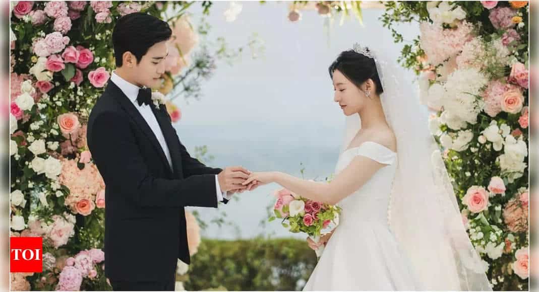 Kim Soo Hyun and Kim Ji Won to interact with fans in 'Queen of Tears’ extended episodes - Times of India