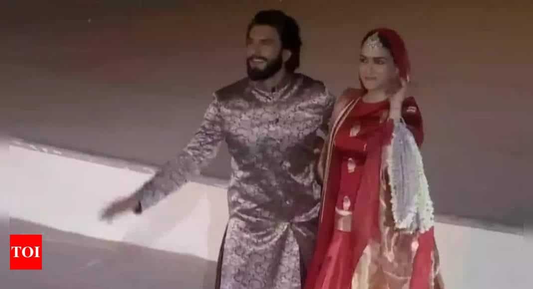 Ranveer Singh, Kriti Sanon light up Manish Malhotra's show at Varanasi's Namo Ghat | Hindi Movie News - Times of India