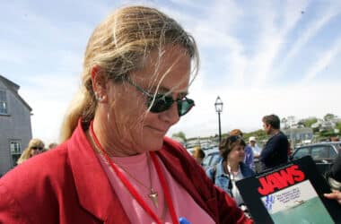 Susan Backlinie, Swimmer Who Was First Victim in ‘Jaws,’ Dies at 77 15 Susan Backlinie, Swimmer Who Was First Victim in ‘Jaws,’ Dies at 77