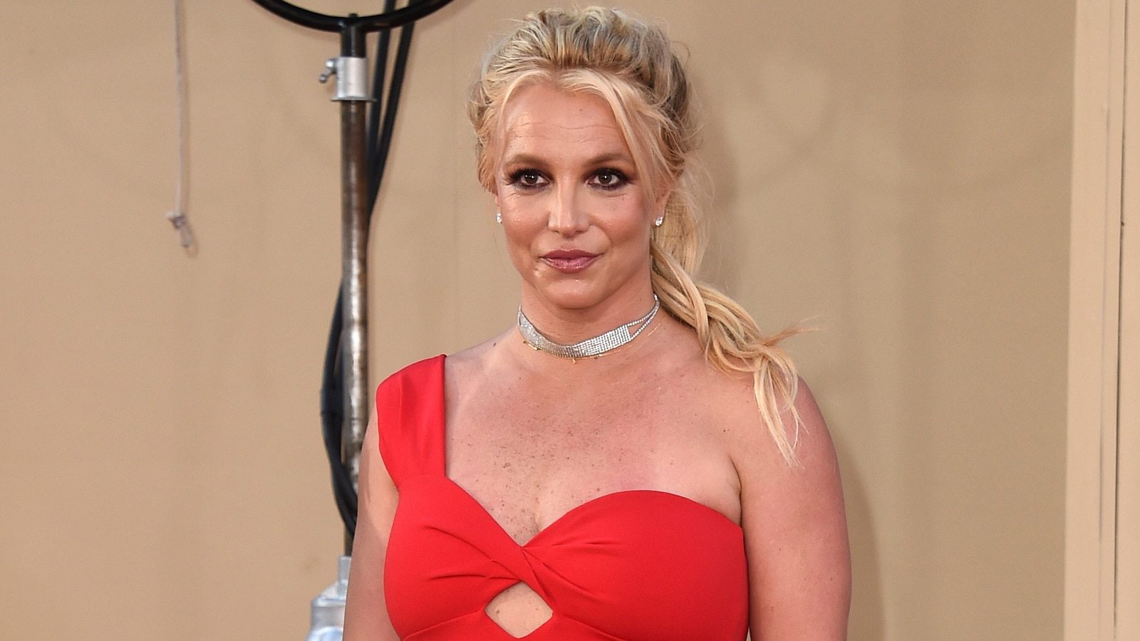 Britney Spears in intense fight with boyfriend exits hotel barefoot, wrapped in blanket; ambulance called 8 Britney Spears in intense fight with boyfriend exits hotel barefoot, wrapped in blanket; ambulance called