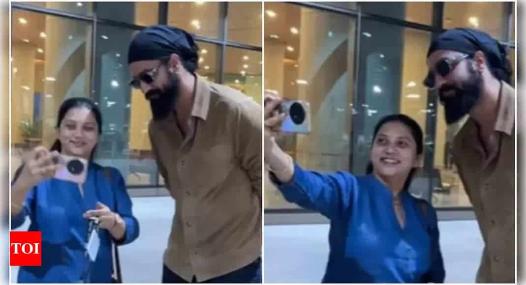 Vicky Kaushal's sweet selfie moment with a fan at the airport melts hearts | Hindi Movie News - Times of India