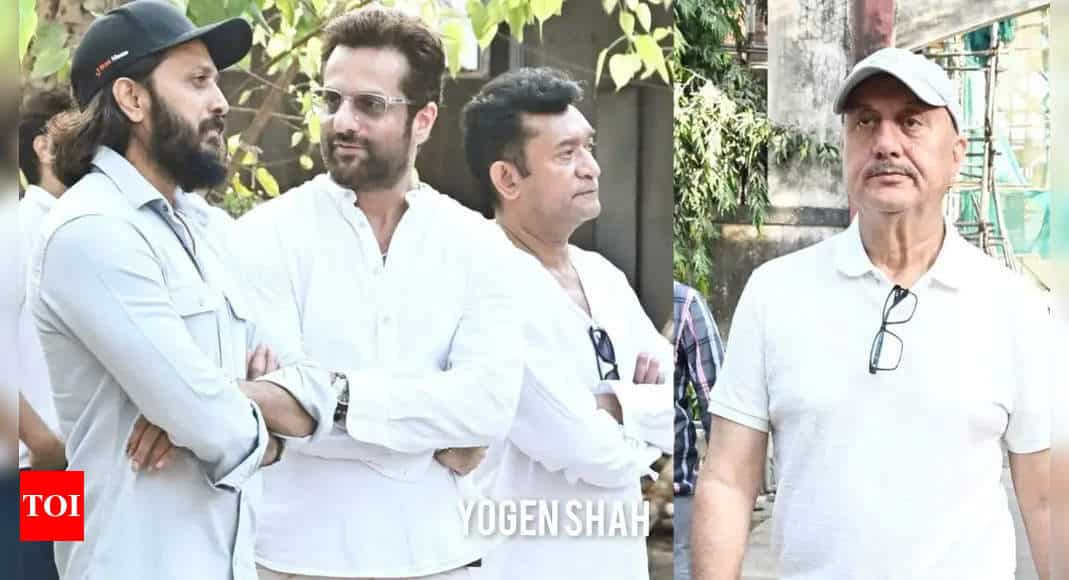 Sangeeth Sivan funeral: Anupam Kher, Sham Kaushal, Fardeen Khan, Riteish Deshmukh among others pay their last respects | Hindi Movie News - Times of India 6 Sangeeth Sivan funeral: Anupam Kher, Sham Kaushal, Fardeen Khan, Riteish Deshmukh among others pay their last respects | Hindi Movie News - Times of India