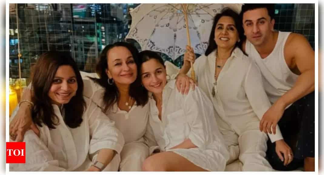 Alia Bhatt hosts Mother's Day celebration for Soni Razdan and Neetu Kapoor; shares heartwarming pic with Ranbir Kapoor and Shaheen Bhatt | - Times of India