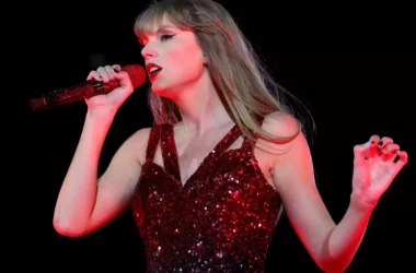 Taylor Swift performs The Tortured Poets Department title track at The Eras Tour for first time in Lisbon 15 Taylor Swift performs The Tortured Poets Department title track at The Eras Tour for first time in Lisbon