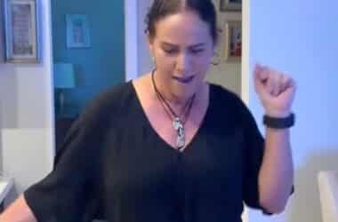 Parents Dance Like It’s the ’80s on TikTok, and Bring Down the House 15 Parents Dance Like It’s the ’80s on TikTok, and Bring Down the House