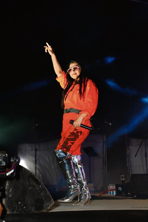 Nikhita Gandhi's performance at Miranda House's Tempest was a hit among the students.(Photo: Shantanu Bhattacharya/HT) Nikhita Gandhi's performance at Miranda House's Tempest was a hit among the students.(Photo: Shantanu Bhattacharya/HT)