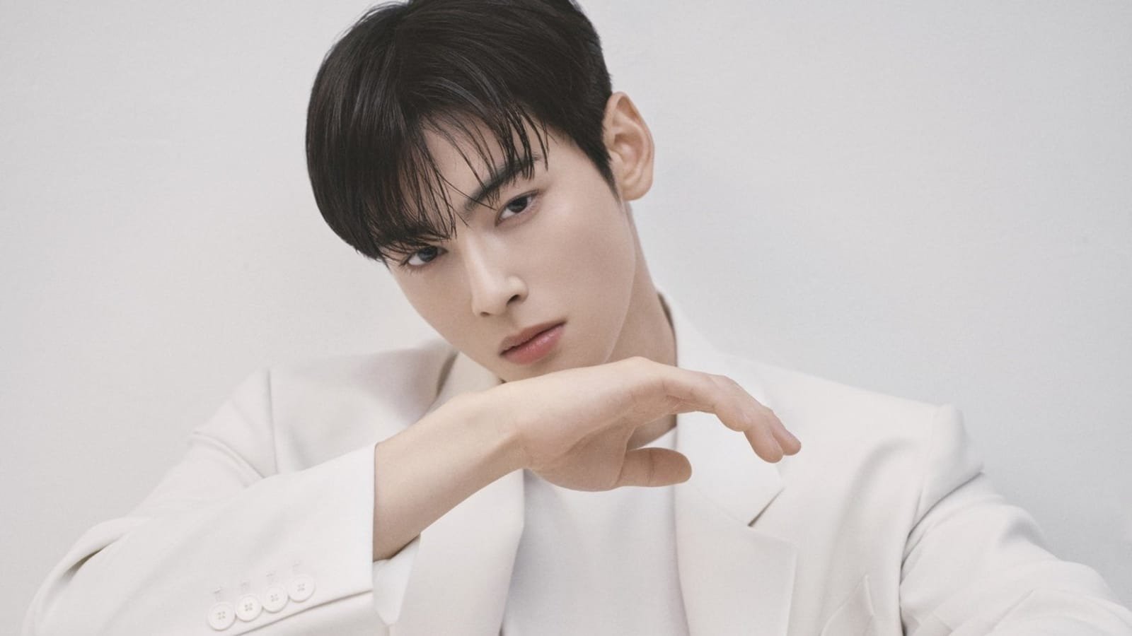 Cha Eunwoo's Mexico visit turns chaotic as adoring fans flood streets, eager to catch a glimpse