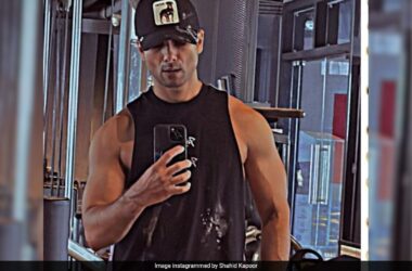 Shahid Kapoor's Sunday Treat For Fans - An Ab-Tastic Mirror Selfie 14 Shahid Kapoor