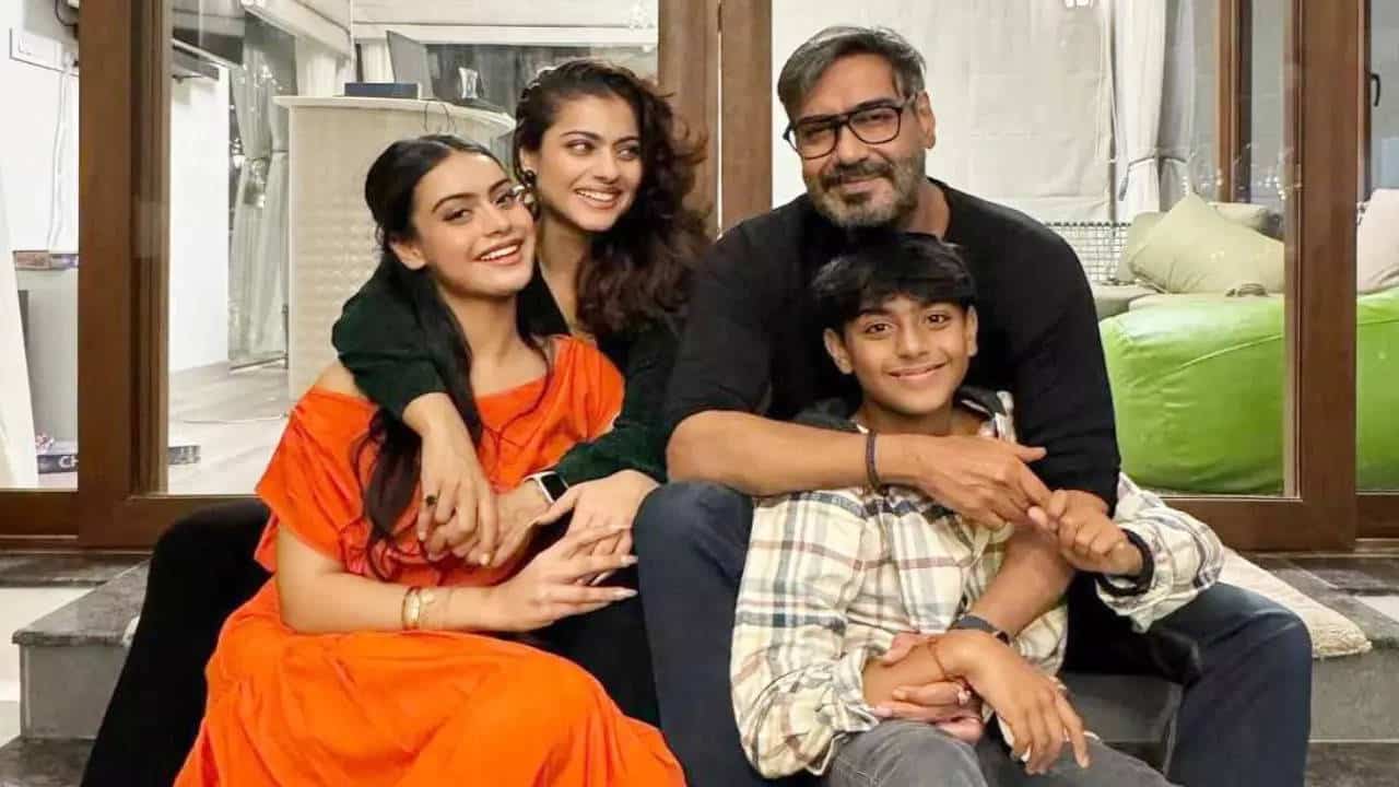 Father's Day 2024: An unseen video of 'Baby' Nysa Devgan saying 'papa I love you' to Ajay Devgn is simply adorable | Hindi Movie News - Times of India