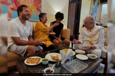 A Rare Fam-Jam Pic Of Gulzar And Rakhee, Shared By Daughter Meghna Gulzar 18 A Rare Fam-Jam Pic Of Gulzar And Rakhee, Shared By Daughter Meghna Gulzar