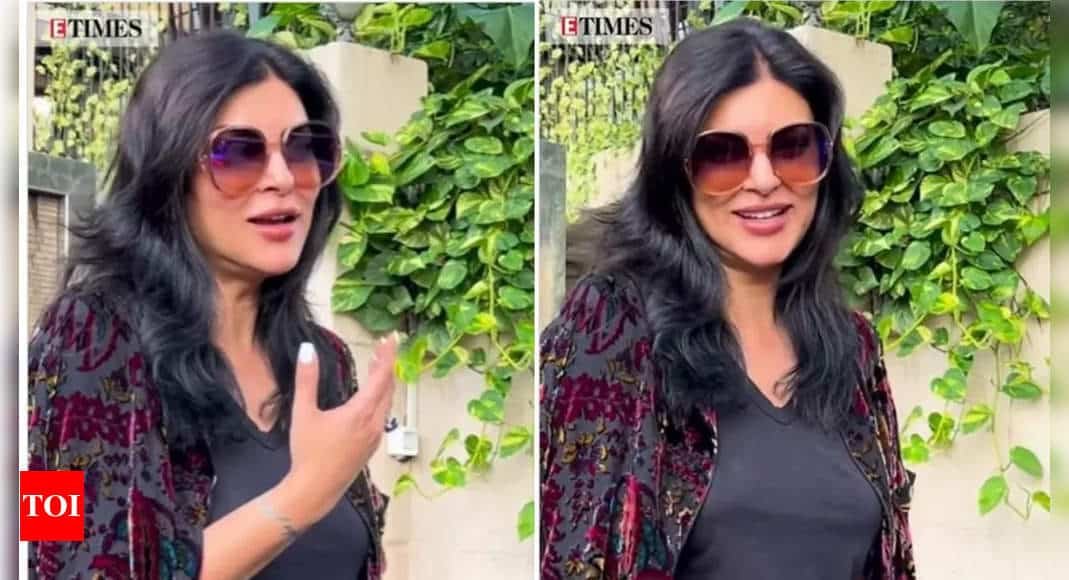 Sushmita Sen captured outside a clinic with Rohman Shawl, tells paps she was having a toothe ache: 'Aap log dentist clinic ke bahar aake kaise le sake ho?' - WATCH VIDEO | Hindi Movie News - Times of India