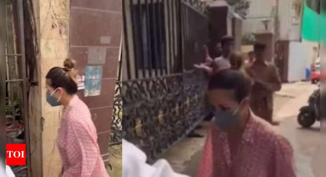 Malaika Arrora arrives at her parents' house as her father Anil Arora passes away by suicide - VIDEO | Hindi Movie News - Times of India