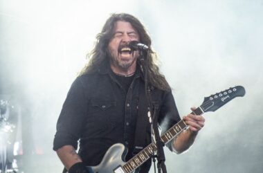 Foo Fighters' Dave Grohl admits to cheating on wife, fathering baby ‘outside’ of marriage 13 Foo Fighters' Dave Grohl admits to cheating on wife, fathering baby ‘outside’ of marriage