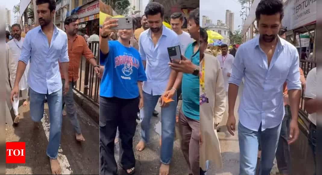 Vicky Kaushal walks barefoot to seek blessings at Lalbaugcha Raja | Hindi Movie News - Times of India 6 Vicky Kaushal walks barefoot to seek blessings at Lalbaugcha Raja | Hindi Movie News - Times of India
