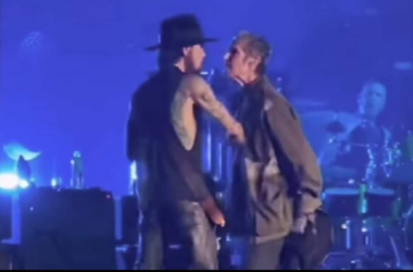Perry Farell punches bandmate Dave Navarro during Jane's Addiction show: Watch 25 Perry Farell punches bandmate Dave Navarro during Jane's Addiction show: Watch